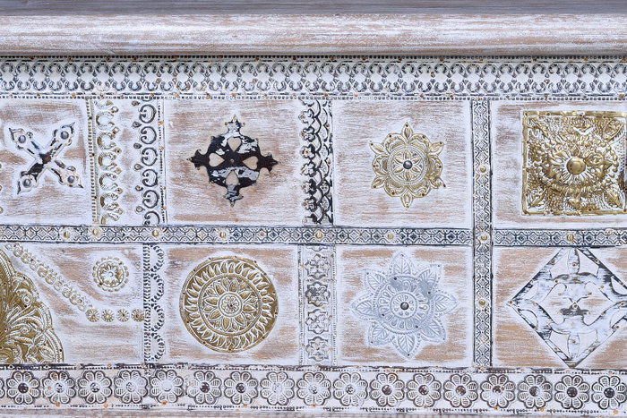 GINER Y COLOMER Malle de rangement en bois de manguier avec finition blanc vieilli, ouverture par le dessus, détails en bronze - 48 x 148 x 43 cm